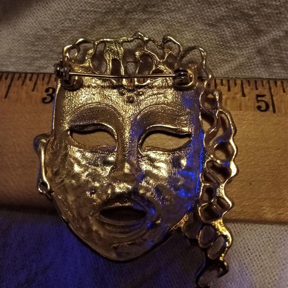 Rare vintage brushed Goldtone Mask brooch. SHIPS FREE - Picture 3 of 3